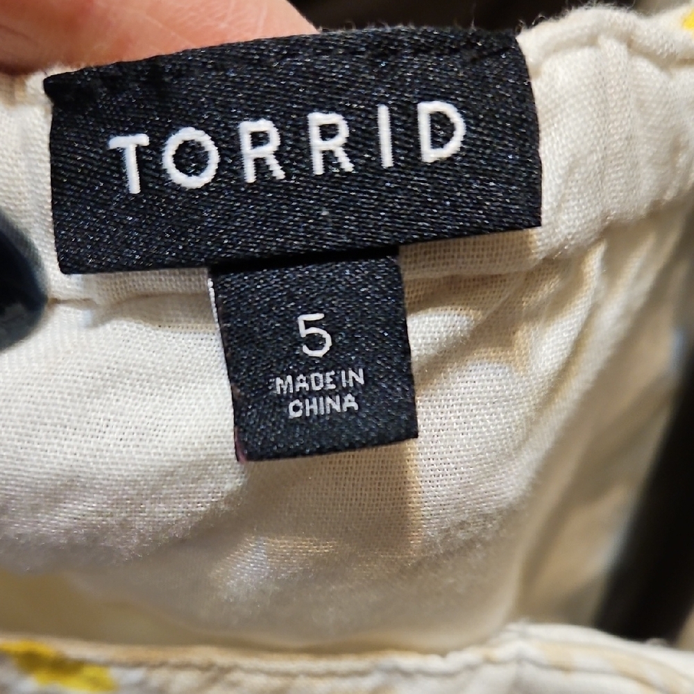 torrid White Sleeveless Daisy Button-Up Top with Yellow Accents - Picture 5 of 6